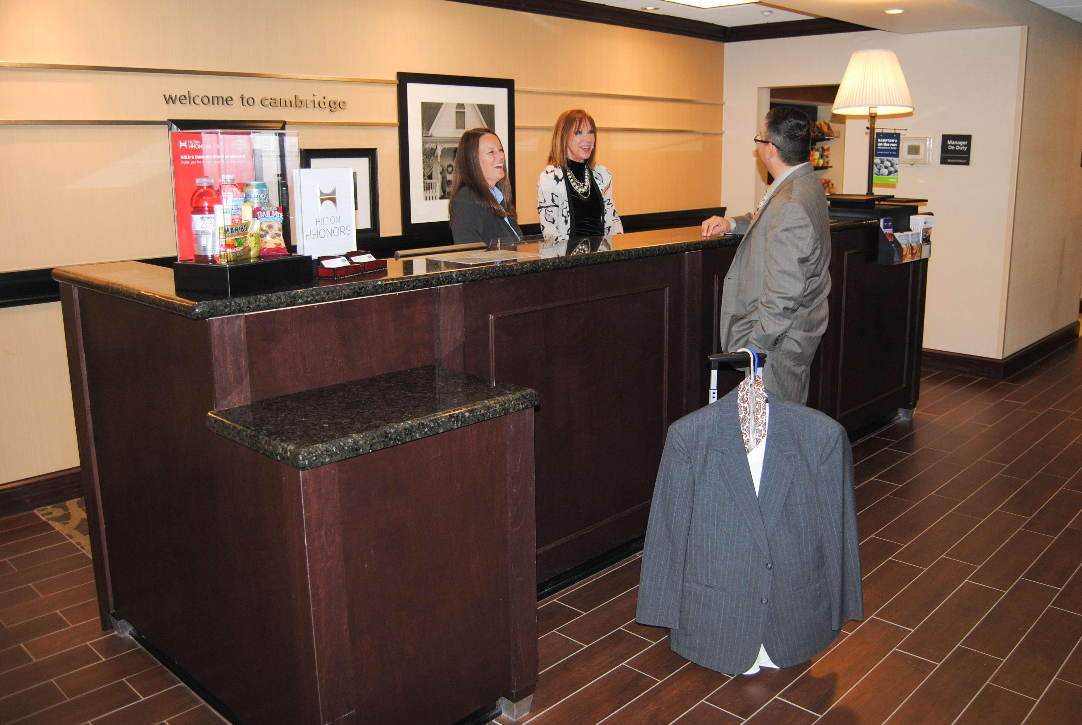 Hampton Inn Кембридж Экстерьер фото