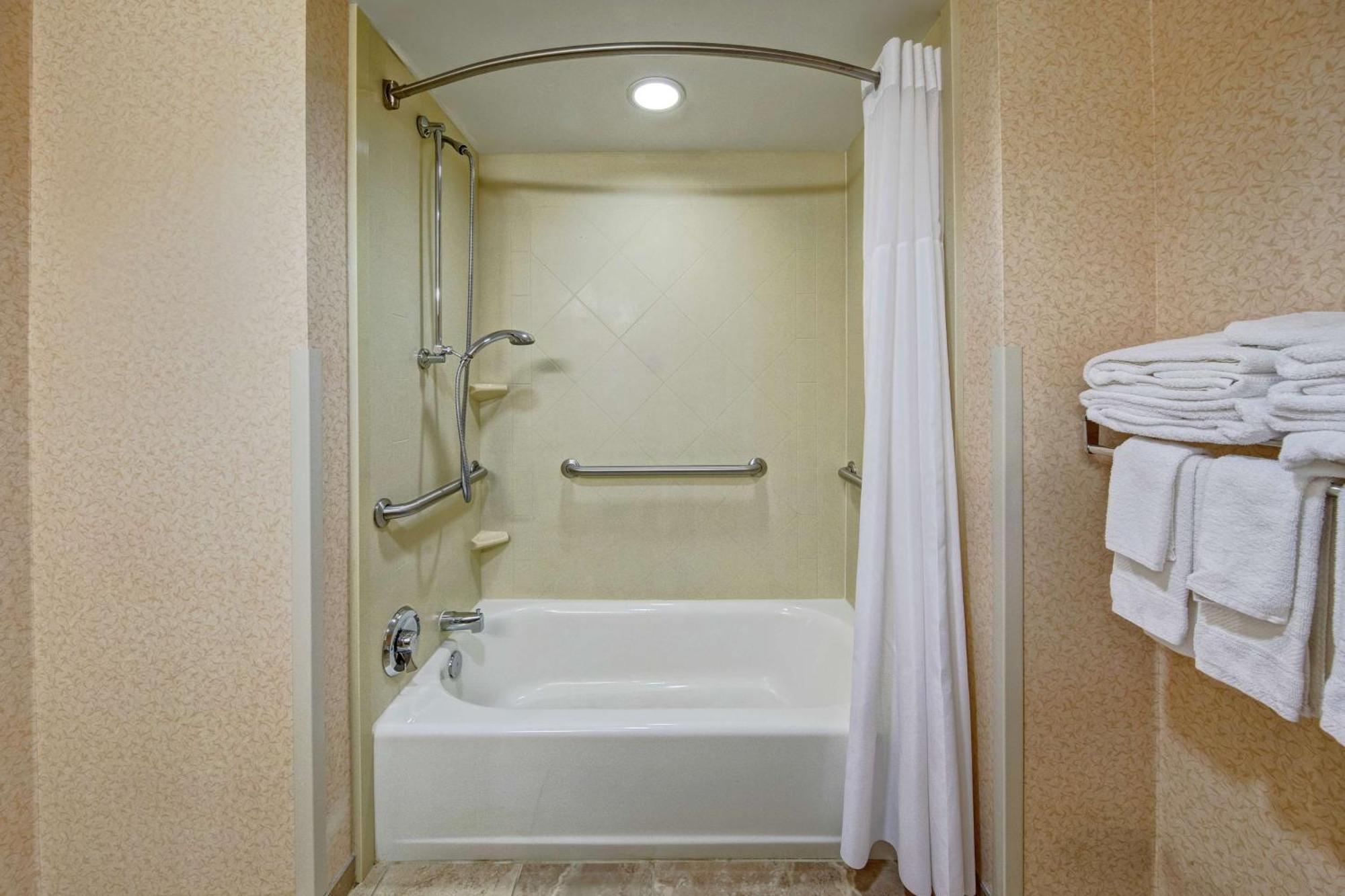 Hampton Inn Кембридж Экстерьер фото