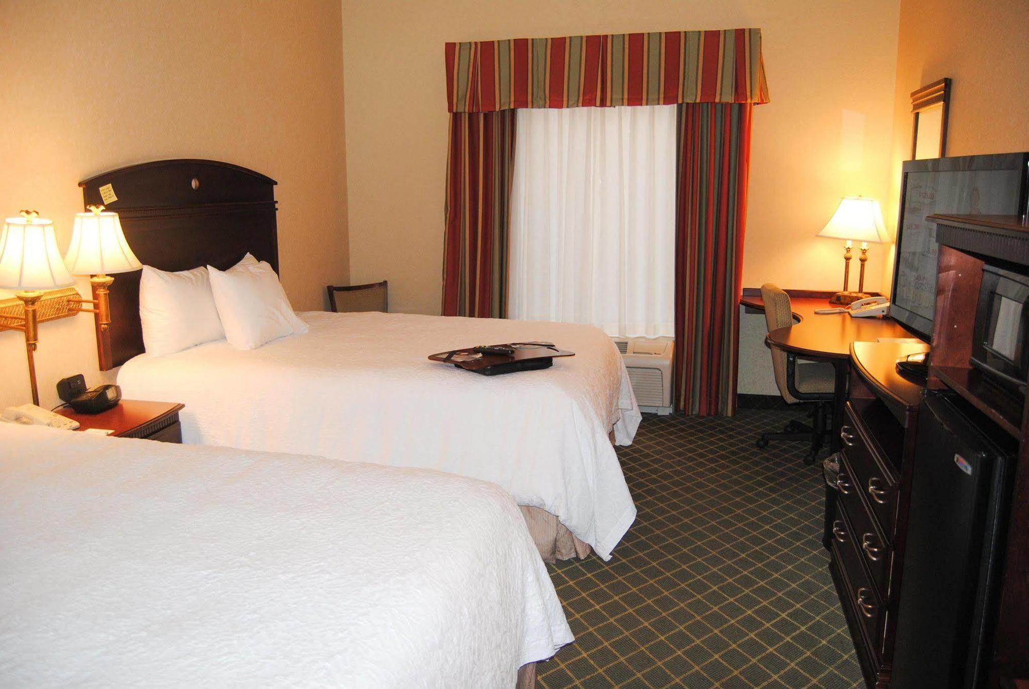 Hampton Inn Кембридж Экстерьер фото